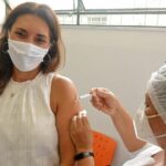 mulher sendo vacinada