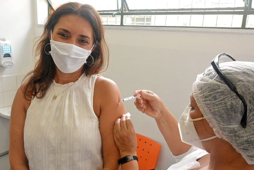 mulher sendo vacinada