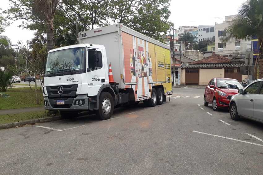 Ladrões roubam caminhão de bebidas e fazem 3 reféns em Santo André