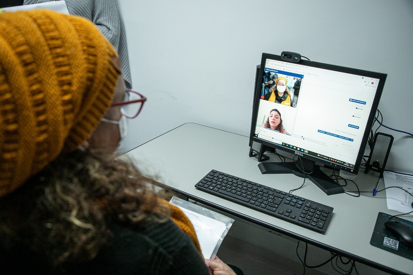 paciente em consulta virtual com médica