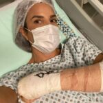 Ivete Sangalo com o braço quebrado