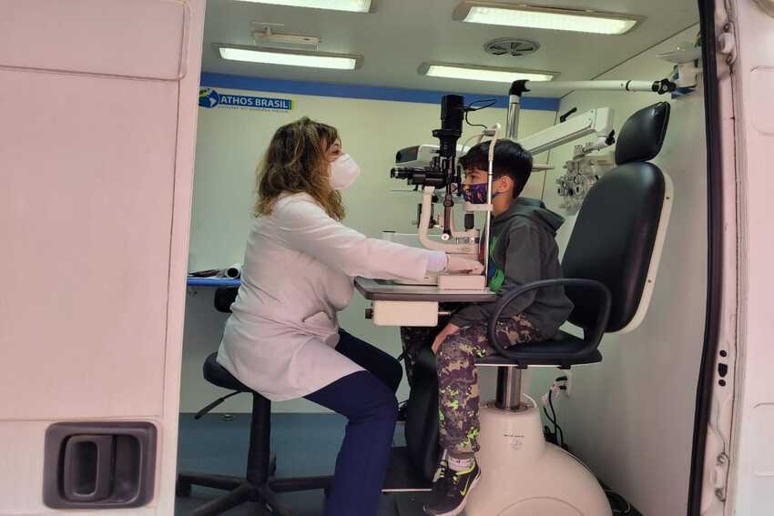 crianças sendo atendida por oftalmologista