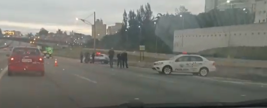 Vídeo: Bandidos em fuga causam grave acidente entre moto e carro na Anchieta