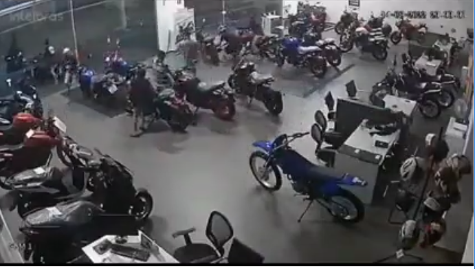 Dez criminosos invadem loja e furtam 5 motos em S.Bernardo; Veja vídeo