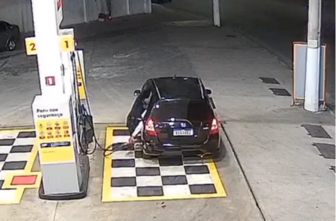 Vídeo: Motorista abastece combustível no carro, acelera e sai sem pagar