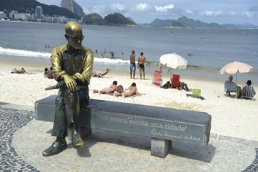 estátua de Carlos Drummond de Andrade no Rio