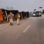 carreta tombada na Via Anchieta