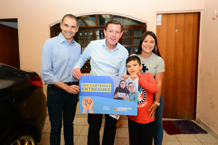 prefeito Orlando Morando com garoto autista