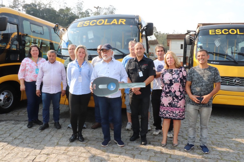 Prefeito Clóvis Volpi entrega quatro novos ônibus escolares em Ribeirão Pires