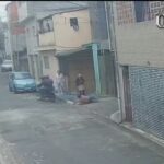 bandidos derrubam idosa durante roubo