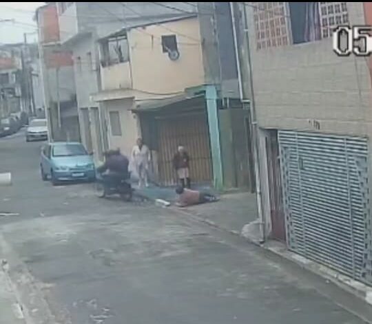 Vídeo: Idosa cai ao ter bolsa puxada e roubada por bandidos em Diadema