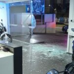 vidros quebrados de concessionária