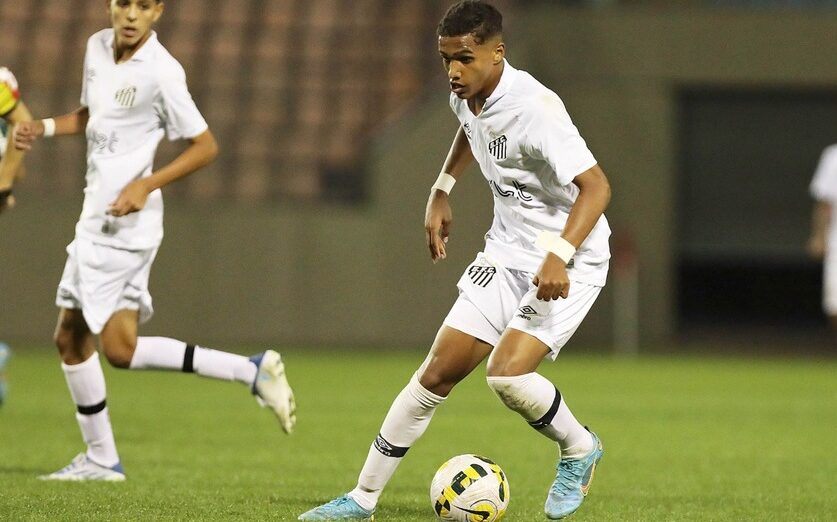 Aos 16 anos, jogador de Mauá assina contrato profissional com o Santos