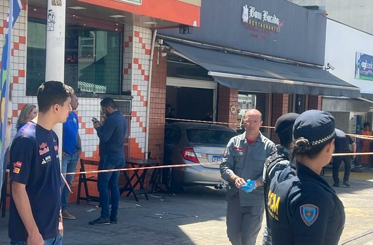 Carro invade restaurante e dois ficam feridos em São Caetano