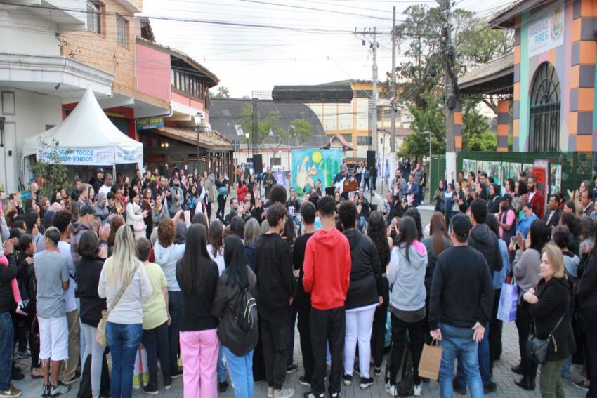 1º dia da Feira Literária de Ribeirão Pires atrai 8 mil pessoas à região central