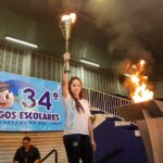 tocha dos jogos escolares é segurada por aluna