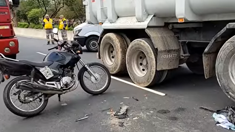 Mulher colide moto com carro e cai embaixo de caminhão em Sto.André