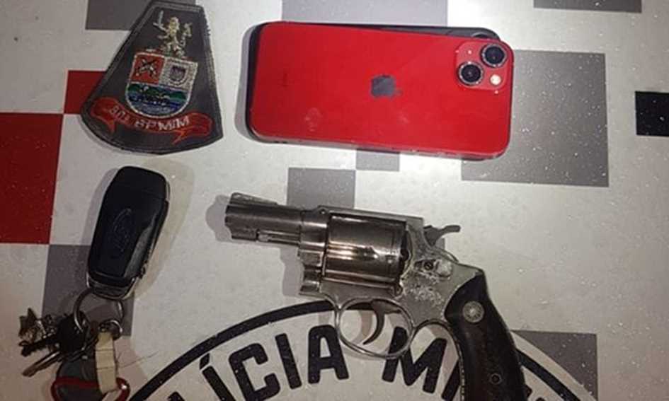 arma, celular e chave de carro apreendidos pela PM