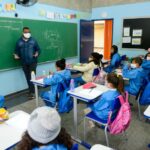 professor em sala de aula com alunos de São Bernardo