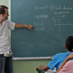 professor em sala de aula