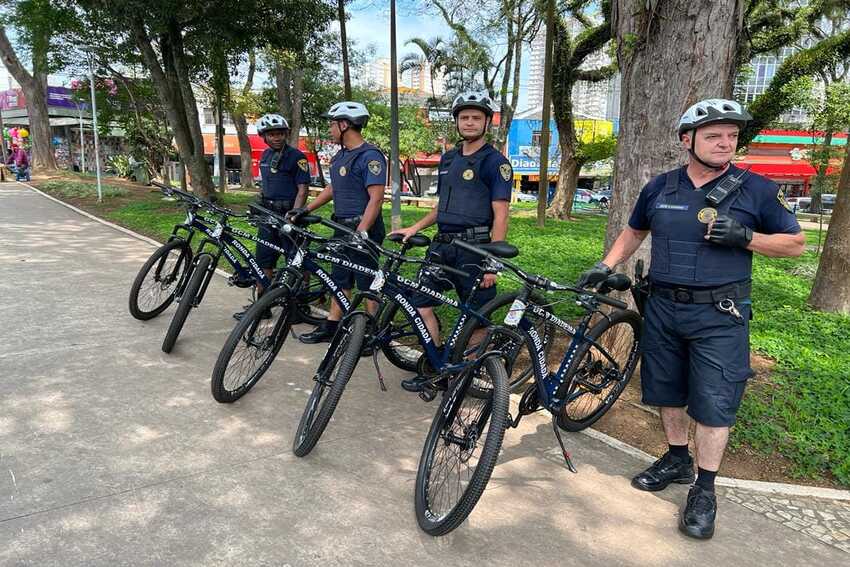 guardas municipais com bikes