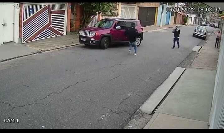 Vídeo: Mesmo após atropelamento ladrões roubam carro em S.Bernardo