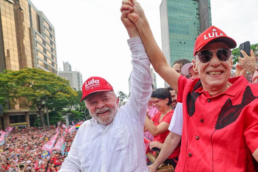 Chico Buarque participa de ato em BH ao lado de Lula
