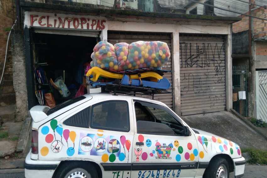 carro com brinquedos