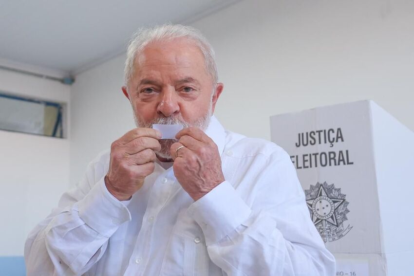 Lula vota em S.Bernardo e diz que eleição define modelo de gestão para o País