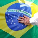 mão de Lula na bandeira