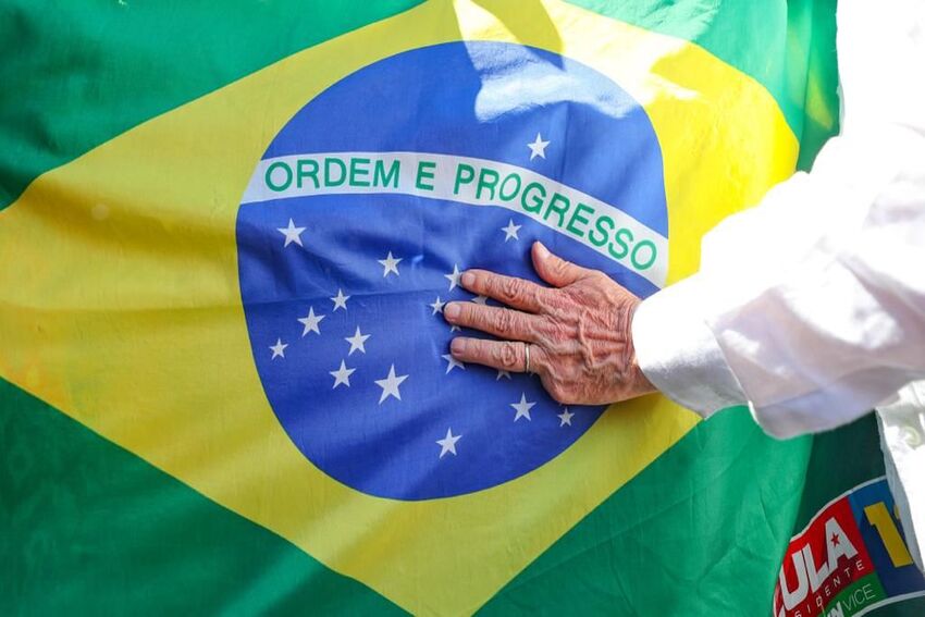 mão de Lula na bandeira