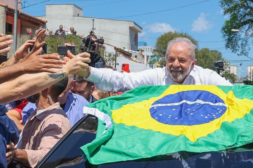 Após disputa acirrada, Lula vence Bolsonaro e se elege presidente