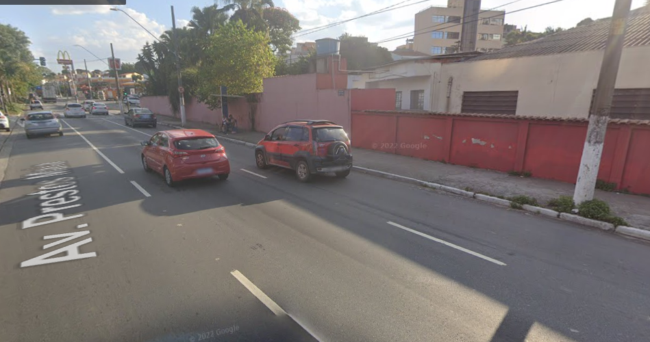 Em Santo André, motorista morre ao colidir com poste na av. Prestes Maia
