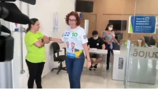 Deputada Carla Zambelli vota com colete à prova de balas em São Paulo