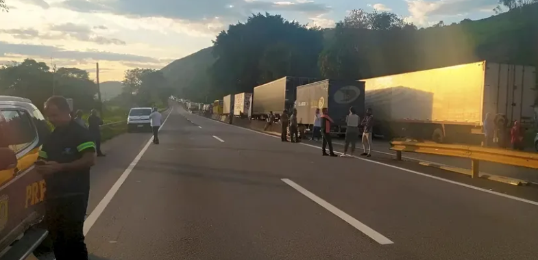 caminhões bloqueiam rodovias