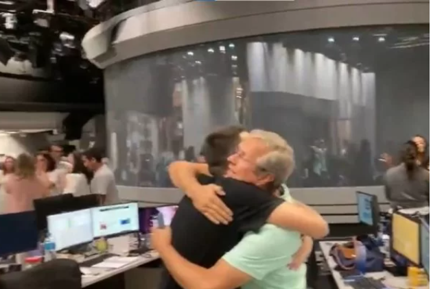 jornalistas se abraçam na TV Globo