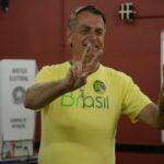 Jair Bolsonaro votando