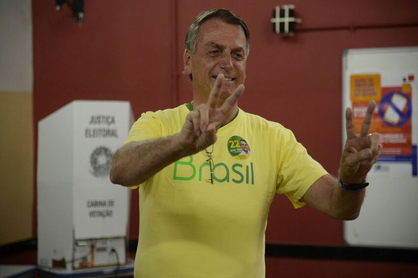 Jair Bolsonaro votando