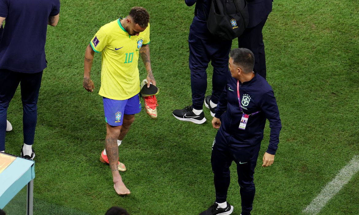 Neymar com o tornozelo inchado