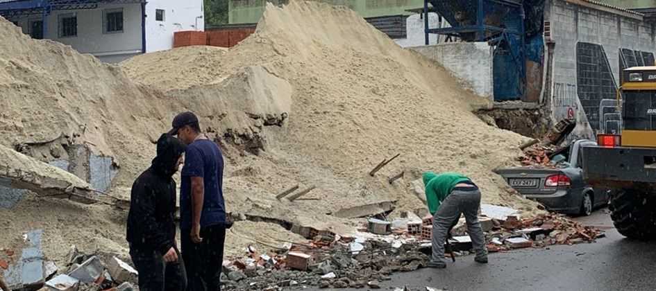 Muro de depósito cai em cima de dois carros em São Bernardo