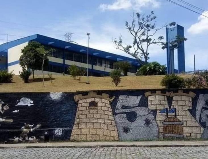 Mãe e filho furtam celular de aluno em escola de Ribeirão Pires e são presos