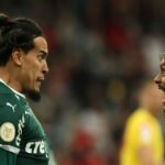 jogadores do Palmeiras comemoram gol