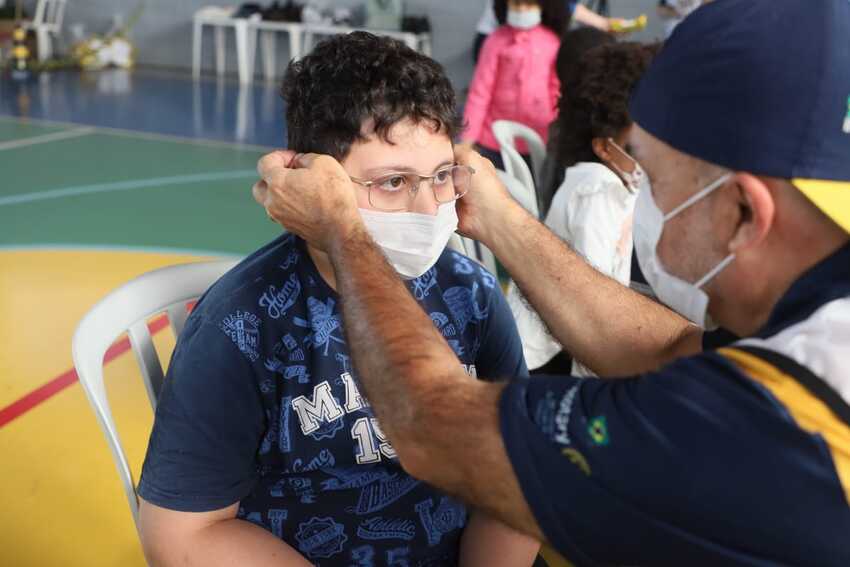 Santo André entrega 382 óculos para alunos da rede municipal
