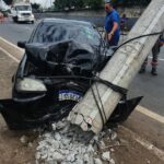 carro colide com poste