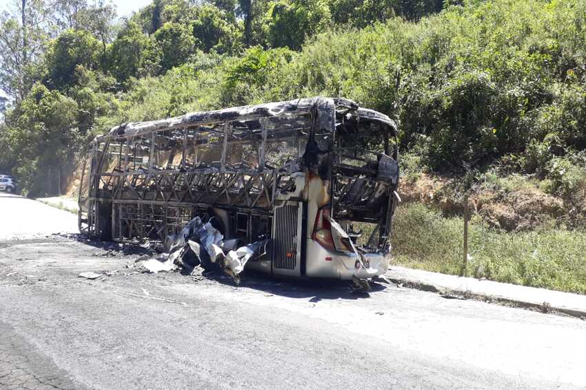 Ônibus é incendiado por invasores de terreno