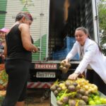 moradores trocam reciclável por alimento