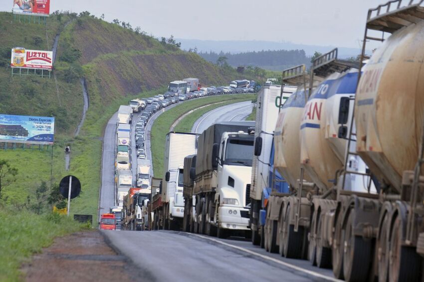 Caminhoneiros fazem greve e voltam a bloquear rodovias no País