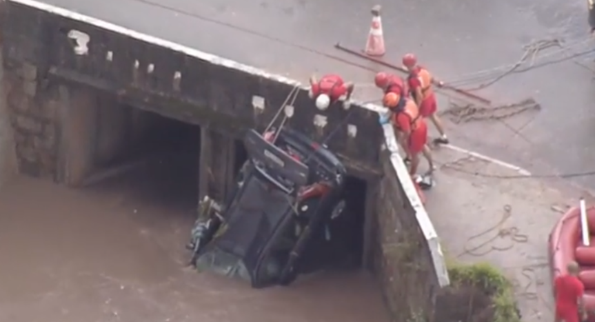 Carro cai no rio em Mauá e um homem é resgatado sem vida pelos bombeiros