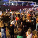 jovens em festa sertaneja de Piracicaba