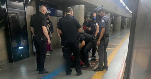 Homem leva golpes de faca durante roubo e é socorrido em estação do Metrô